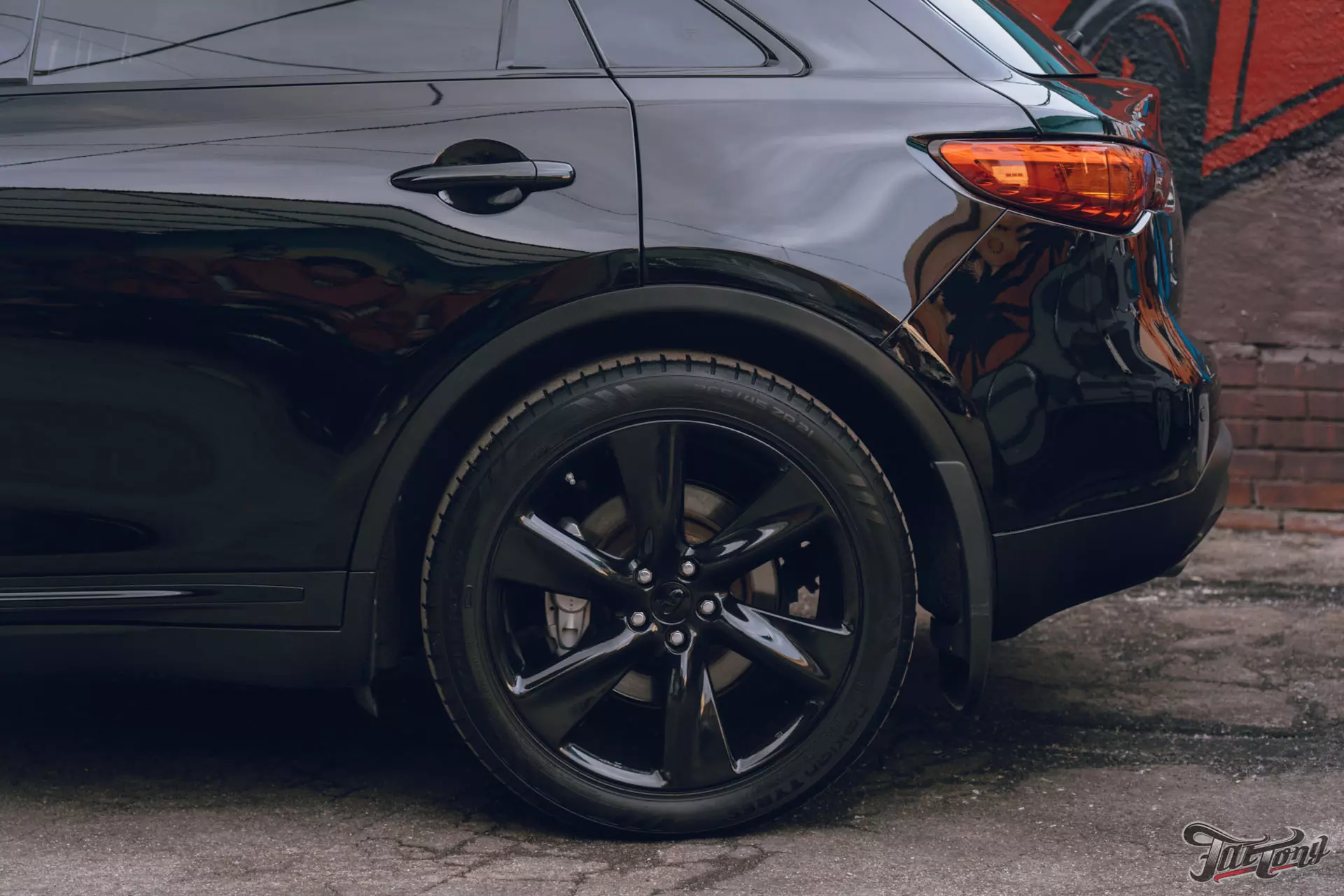 Infiniti QX70. Полировка кузова+керамика. Мойка подкапотного пространства. Химчистка салона. Окрас дисков